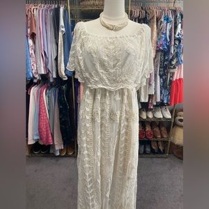 Everyday Chic Boutique FLORAL LACE MAXI, CREAM DRESS. Size Small.